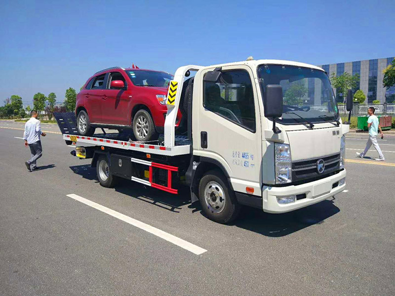 臨夏汽車雪地困境救援：專業(yè)團(tuán)隊(duì)緊急出動(dòng)，助您安全脫困！