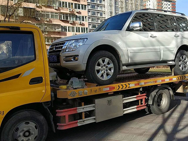 玉樹汽車雪地困境救援：專業團隊緊急行動，助力車輛脫困
